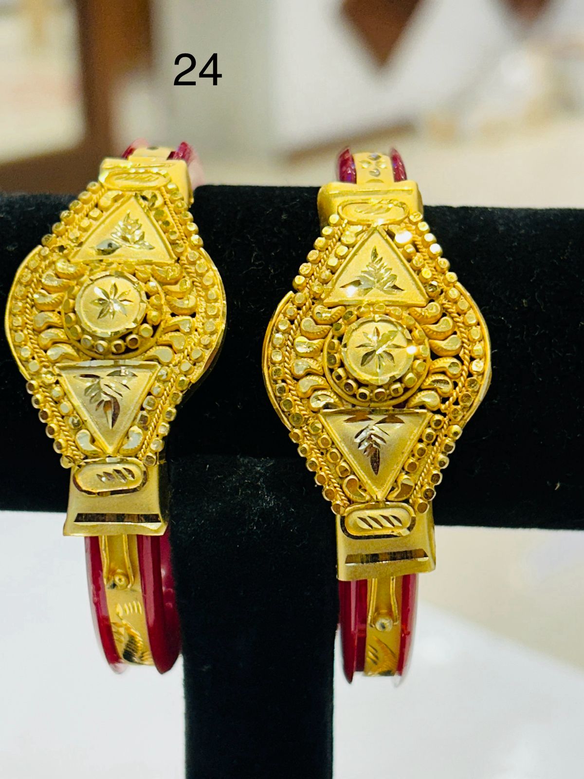 MUKPOLA BANGLE ( SIZE 24 ) D8